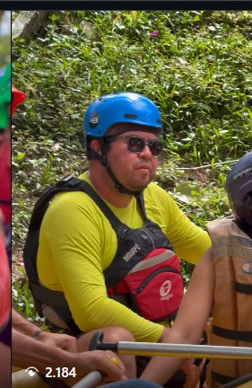 Grupo de capacete remando no Rio Paraibuna