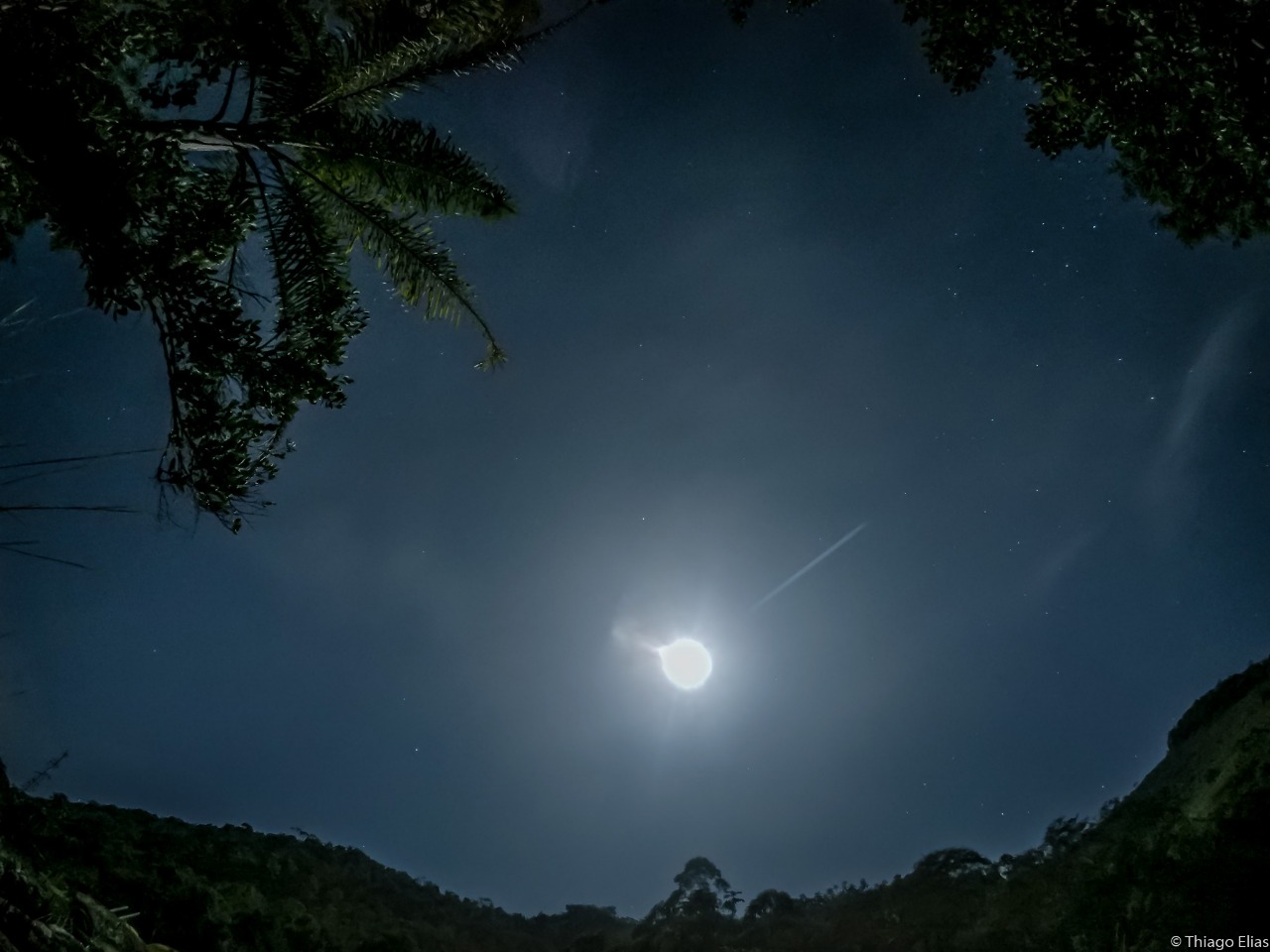 Céu estrelado com a lua cheia sobre a mata, no vale do Rio Paraibuna