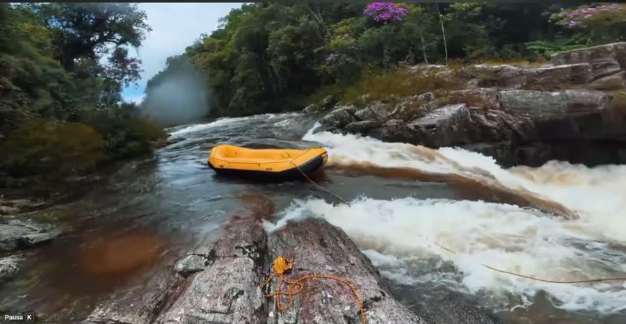 Bote descendo o Rio Paraibuna com a equipe remando