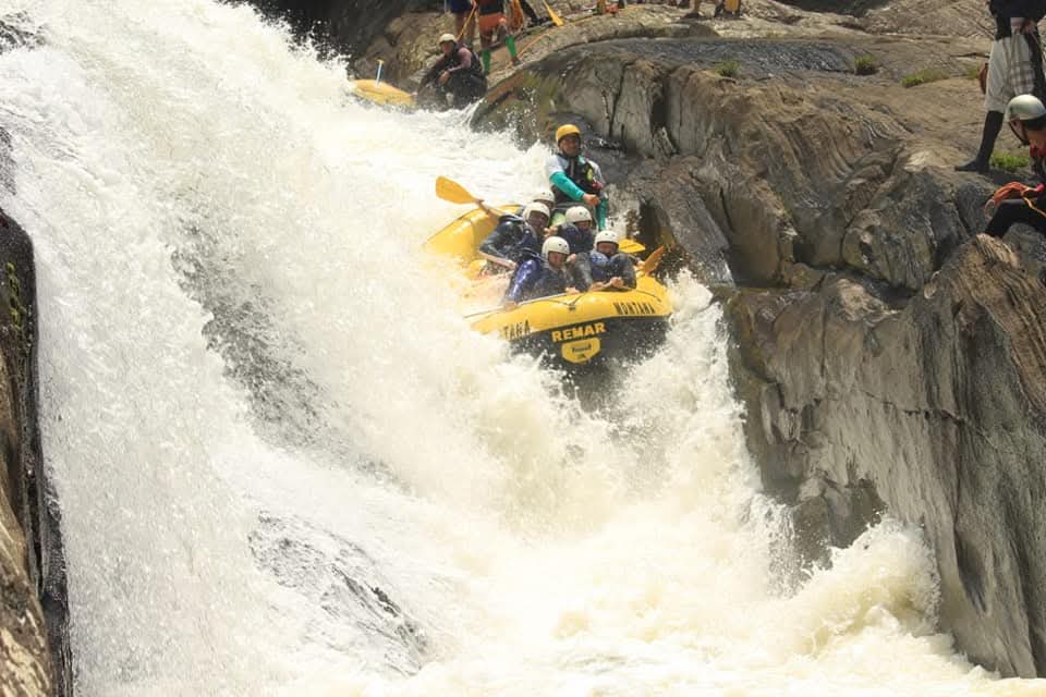 Bote da Montana descendo uma queda d'água forte no Santa Virgínia, entre paredões de pedra