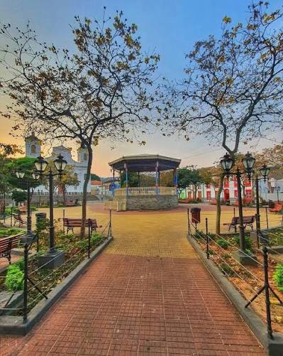 Praça central de São Luiz do Paraitinga ao entardecer